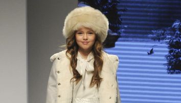 La 3 ani debuta ca model international. Cum arata Kristina Pimenova, una dintre cele mai celebre fetite din lumea modei
