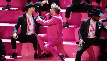 Oscar 2024. Ryan Gosling, cel mai surprinzător moment de pe scenă. I-a pupat mâna unui cameraman în timp ce cânta ”I'm just Ken”