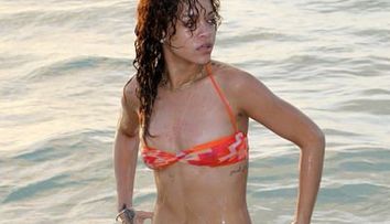 Rihanna, foarte sexy in costum de baie!<span style=