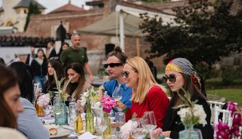Un nou record mondial se pregătește în România, la Alba Iulia.  „Masa care unește” - un preview simbolic alături de Andreea Esca a avut loc în Cetatea Alba Carolina, în weekend