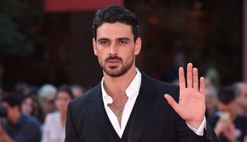 Reacția actorului Michele Morrone după ce s-a speculat că ar avea altă orientare sexuală
