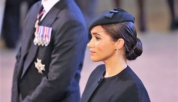 Meghan Markle, reverență regală în fața sicriului reginei. Soția Prințului Harry, lăudată de britanici