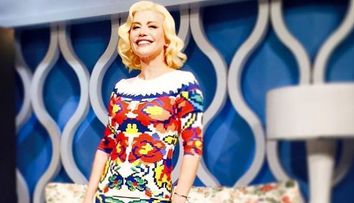 Loredana a impresionat intr-o rochie cu imprimeu traditional romanesc. Afla cum poti castiga si tu aceasta creatie (P)