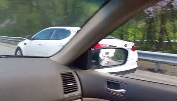 A inercat sa fenteze coada din trafic, insa a regretat imediat miscarea