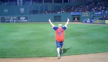Vezi ce a patit un fan care a intrat pe teren in timpul unui meci de baseball