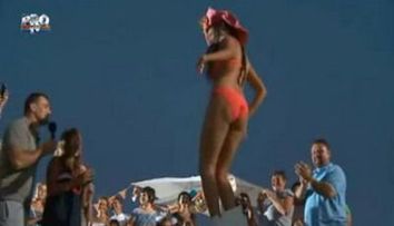 Sanziana Buruiana a facut striptease pe masa! Vezi ce a iesit :) VIDEO