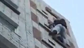 Spiderman este din Rusia! Uite-l ce cascadorii face pe blocuri