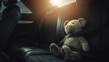 Doi frați de 2 și 4 ani au murit după ce au rămas blocați într-o mașină, la 40 de grade. Unde se afla mama lor