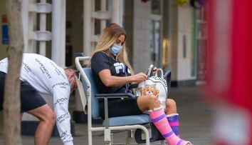Katie Price iese în evidență chiar și cu ambele picioare rupte. Cât costă scaunul cu rotile pe care îl folosește