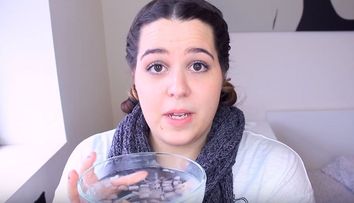 Si-a introdus mainile timp de trei minute intr-un bol cu apa rece. Motivul, pur si simplu genial - VIDEO
