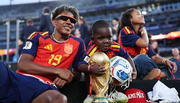 Clipul care a topit inimile tuturor! Lamine Yamal, moment emoționant alături de frățiorul său după ce Spania a devenit campioană mondială