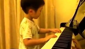 Un copil cu un talent impresionant. Are doar 5 ani si deja e un pianist genial: <span style=