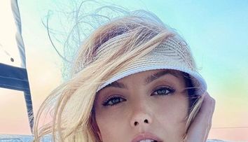 Elena Gheorghe, ipostază rară pe Instagram: s-a fotografiat topless și acoperită cu sclipici