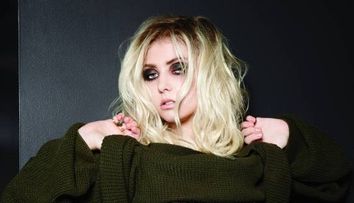 Taylor Momsen, complet goala pe coperta noului album muzical. Actrita din 