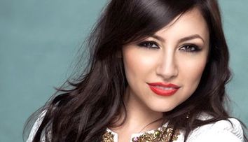Andra, cu mainile pline de tatuaje. Ti-ai imaginat-o vreodata asa? Cantareata are o sosie care adora desenele pe piele