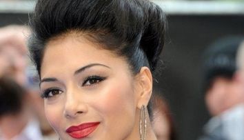 Asta da surpriza! Nicole Scherzinger a renuntat la nuanta ca de abanos a parului ei. Uite cum s-a vopsit