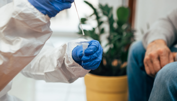 Un bărbat a fost diagnosticat cu Covid-19, variola maimuței și HIV în același timp. Ce spun medicii