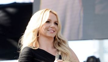 Britney Spears, intr-o rochie neagra, mulata pe corp. Tinuta cu care a atras toate privirile la un eveniment: FOTO