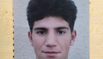 Tu recunoști tânărul din imagine? Astăzi este unul dintre cei mai cunoscuți actori și apare constant la televizor. Puțini sunt cei care și-au dat seama cine e