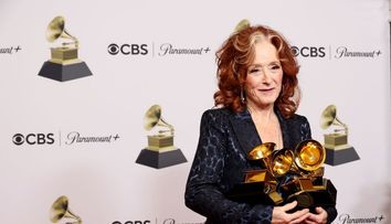 Cine este Bonnie Raitt, cântăreața de 73 de ani care le-a eclipsat pe Beyonce, Adele și Taylor Swift la Premiile Grammy 2023
