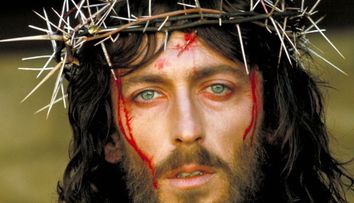 Cum arată în 2026 Robert Powell, actorul din „Iisus din Nazaret”! Producție emblematică revine la PRO TV în Săptămâna Mare