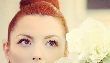 Ar putea oricand sa se dea drept sora geamana a fiicei ei. Poza in care Elena Gheorghe si mama sa pot fi usor confundate
