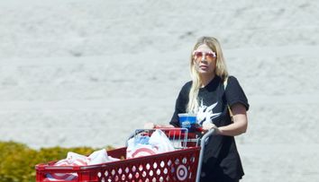 Decăderea lui Tori Spelling, răsfățata Hollywood-ului: de la lux și opulență la viața într-un motel ieftin cu 5 copii