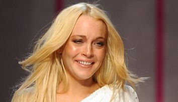 Lindsay Lohan, ingenunchiata in fata unui bar din New York! Crezi ca se imbatase?