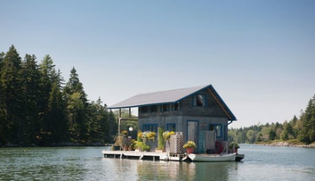 Un cuplu si-a construit casa visurilor in mijlocul unui lac. Cum arata interiorul locuintei te va face sa-ti doresti sa fii acolo - FOTO