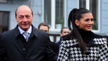 Prima fotografie cu fetita Elenei Basescu. Cum arata Traian Basescu in postura de bunic
