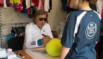 Brunch cu Nadia, Hagi si Ilie Nastase, cursa cu Maserati si antrenament cu Mihai Leu – la licitatia de la Hope Ball 2014
