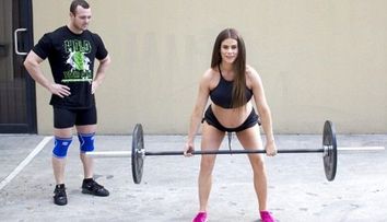 Este insarcinata in luna a saptea, dar nu renunta la fitness. Imaginile care au starnit discutii aprinse pe internet