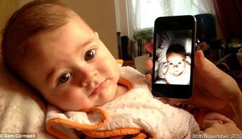Tatal lui l-a filmat o secunda in fiecare zi. E uimitor cum se transforma acest bebelus, de la nastere pana la un an: VIDEO
