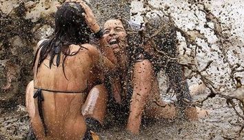 Imaginea zilei: Balaceala in noroi la un festival de rock din Polonia