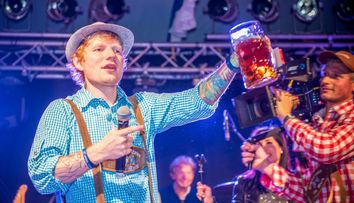 Suma fabuloasă cu care s-a vândut halba de bere din care a băut Ed Sheeran la Oktoberfest-ul de la Frankfurt