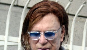 După ce a fost surprins slăbit și chel, Mickey Rourke a apărut acum cu o perucă roșcată, cu păr lung. Pare cu 20 ani mai tânăr