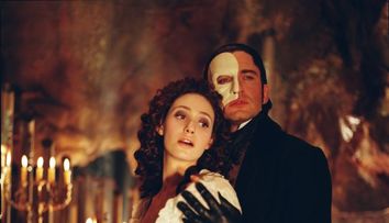 Gerard Butler, geniul muzical diform care ingrozeste Opera pariziana, in 