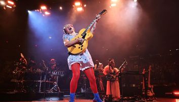 Harry Styles s-a deghizat în Dorothy din Vrăjitorul din Oz, pentru un spectacol special de Halloween