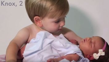 6 frati isi intalnesc surioara nou-nascuta, iar parintii lor decid sa faca un lucru incredibil. Imaginile au ajuns viral