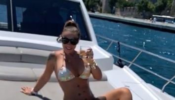 Anamaria Prodan, sexy pe yacht! S-a lăsat filmată în costum de baie și arată mai bine ca niciodată