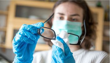 Cercetătorii au analizat dacă cei care poartă ochelari iau mai repede sau mai greu noul coronavirus! Rezultatele surprind