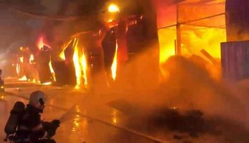 Cum arată complexul Dragonul Roșu după incendiul devastator. Imagini dezolante cu halele care erau pline de marfă