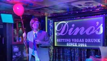 Și-a pus perucă, ochelari de vedere și un costum ponosit și a mers într-un bar cu karaoke. Reacția petrecăreților când și-au dat seama ce artist celebru au în față: „Cea mai mare surpriză a anului!”
