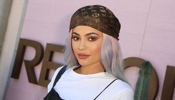 Pare o pereche obișnuită de blugi, dar adevărul este altul. Cât valorează pantalonii pe care i-a purtat Kylie Jenner