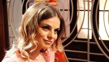 Jojo, o mamica frumoasa si mandra. Uite cat de mare s-a facut baietelul ei, Achim si cat de bine seamana cu ea