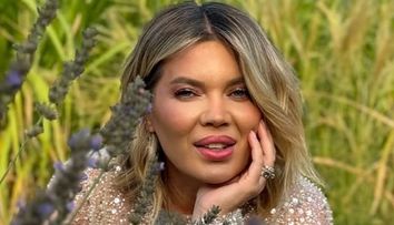 Gina Pistol face furori în rochie lila mulată. Look seducător pe coperta unei reviste