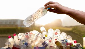 Știați că din 10 PET-uri poate fi fabricat un tricou? Cum folosim plasticul reciclat în viața de zi cu zi