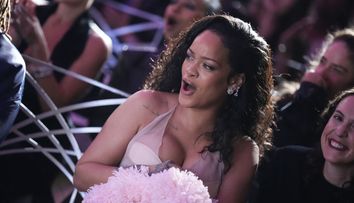 Rihanna, apariție de peste jumătate de milion de dolari! Doar blana artificială pe care a purtat-o la Săptămâna Modei de la New York costă 20.000 $