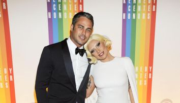In spatele aparitiilor extravagante se ascunde o femeie normala. Cum arata Lady Gaga si iubitul in cele mai recente poze