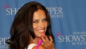 Adriana Lima, cu sutienul pe umar la o petrece din New York